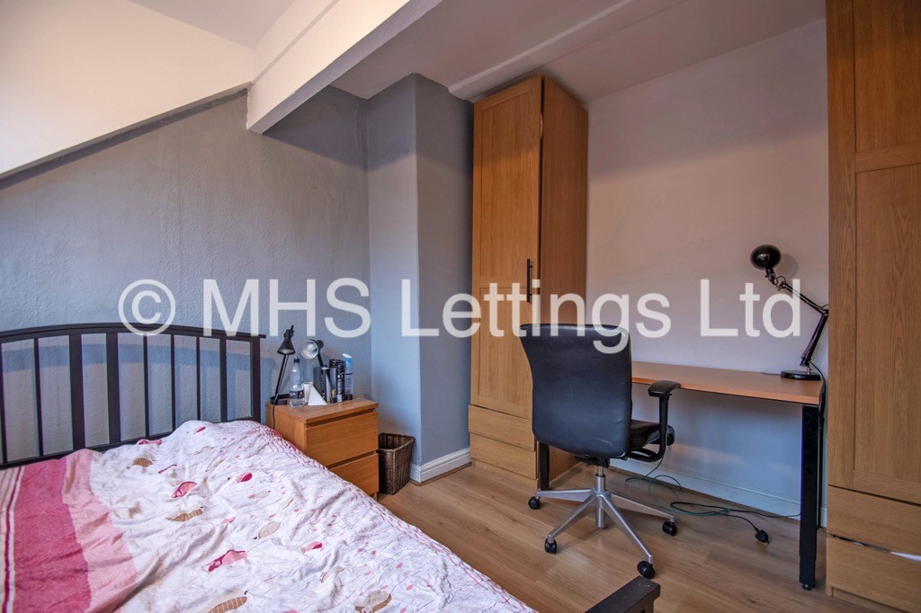 Photo of 4 Bedroom Mid Terraced House in 14 Clarkson View, Leeds, LS6 2LB