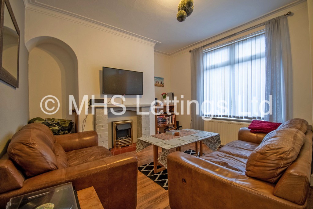 Photo of 4 Bedroom Mid Terraced House in 14 Clarkson View, Leeds, LS6 2LB