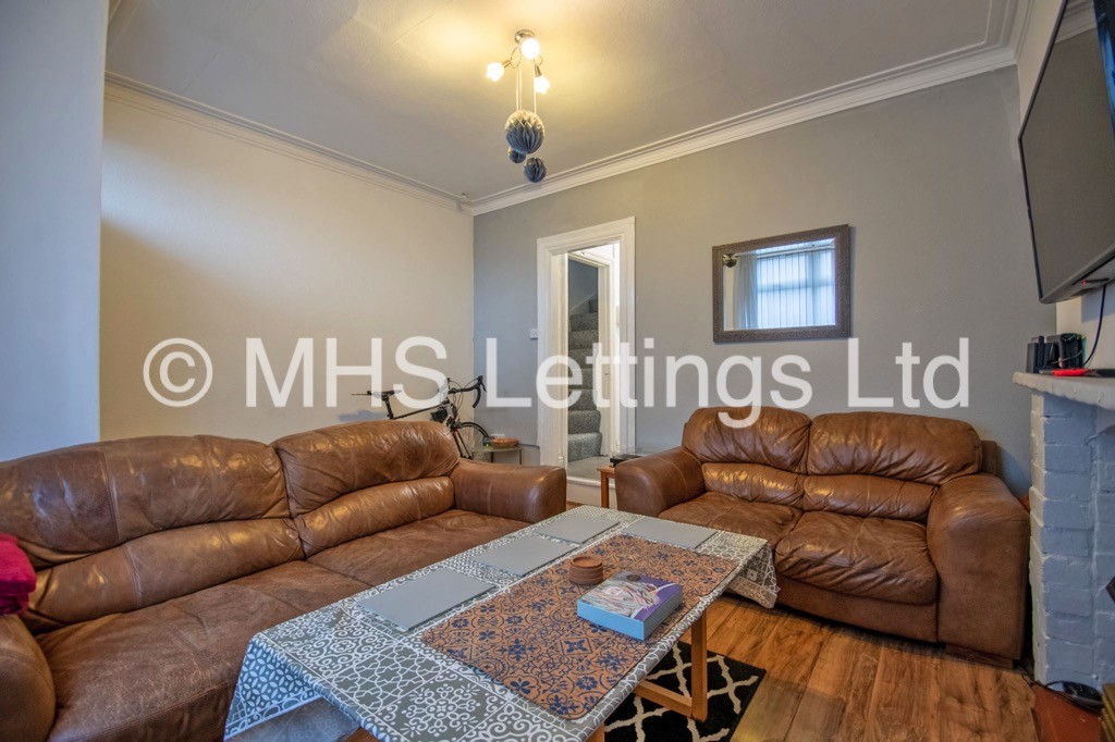 Photo of 4 Bedroom Mid Terraced House in 14 Clarkson View, Leeds, LS6 2LB