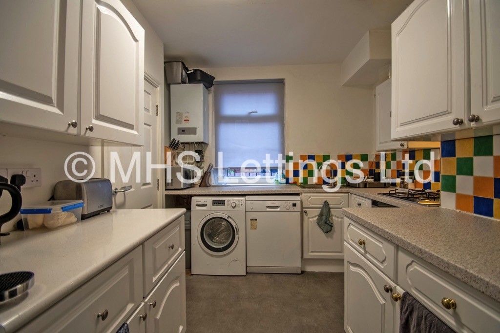Photo of 4 Bedroom Mid Terraced House in 14 Clarkson View, Leeds, LS6 2LB