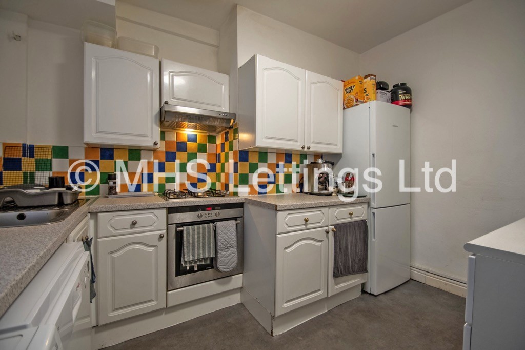 Photo of 4 Bedroom Mid Terraced House in 14 Clarkson View, Leeds, LS6 2LB