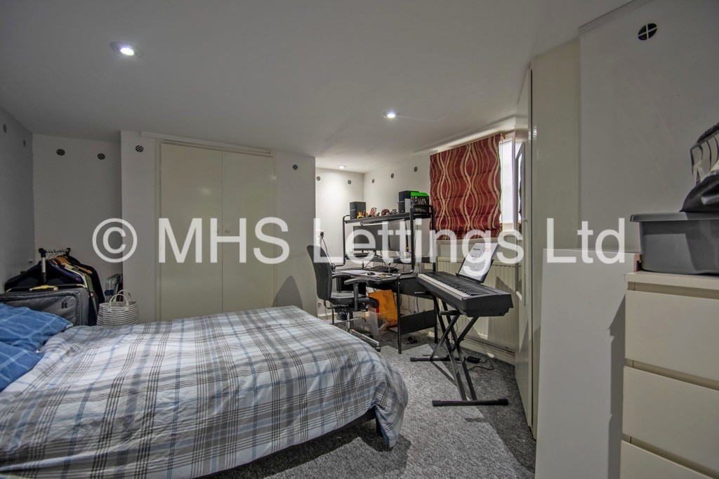 Photo of 4 Bedroom Mid Terraced House in 14 Clarkson View, Leeds, LS6 2LB