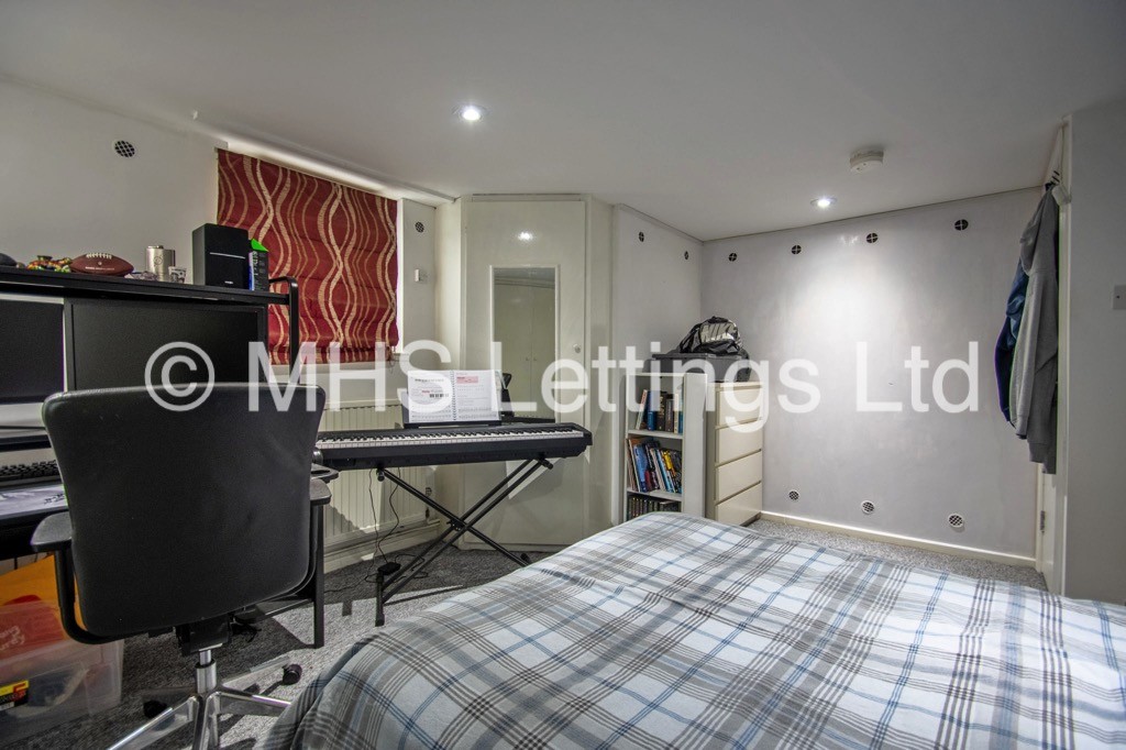 Photo of 4 Bedroom Mid Terraced House in 14 Clarkson View, Leeds, LS6 2LB