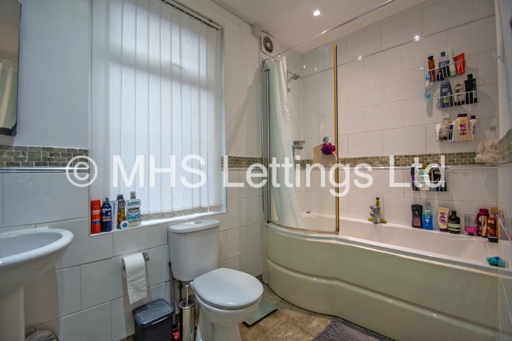 Photo of 4 Bedroom Mid Terraced House in 14 Clarkson View, Leeds, LS6 2LB