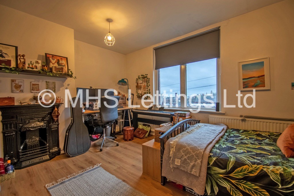 Photo of 4 Bedroom Mid Terraced House in 14 Clarkson View, Leeds, LS6 2LB