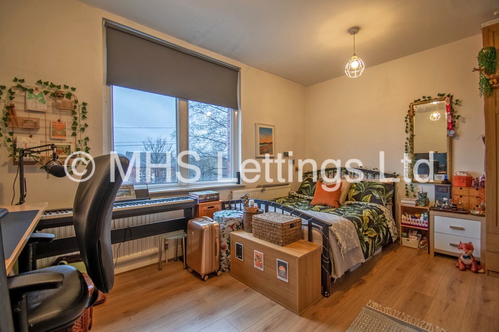 Photo of 4 Bedroom Mid Terraced House in 14 Clarkson View, Leeds, LS6 2LB