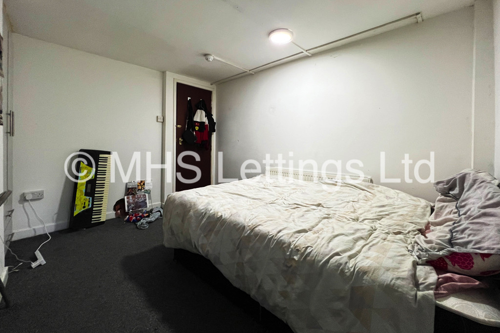 Photo of 2 Bedroom Ground Floor Flat in Basement Flat, 12 Regent Park Avenue, Leeds, LS6 2AU