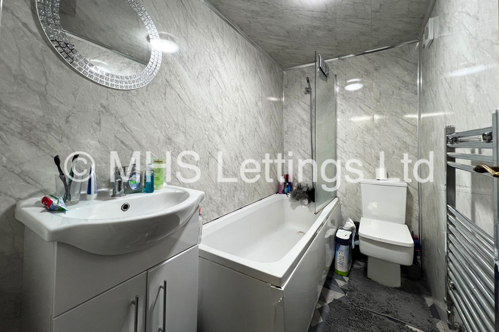 Photo of 2 Bedroom Ground Floor Flat in Basement Flat, 12 Regent Park Avenue, Leeds, LS6 2AU