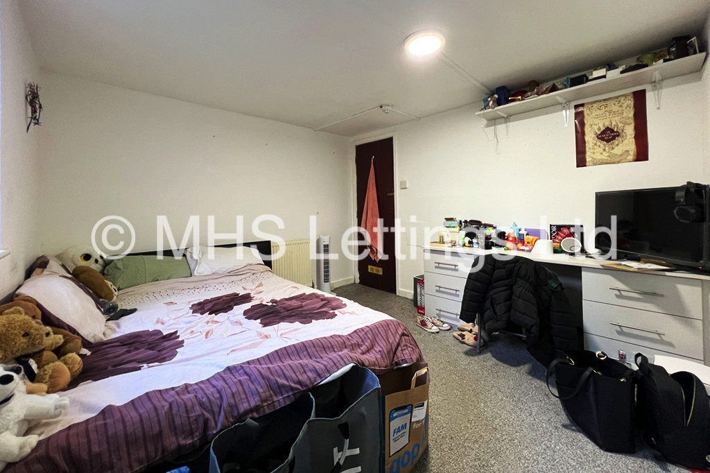 Photo of 2 Bedroom Ground Floor Flat in Basement Flat, 12 Regent Park Avenue, Leeds, LS6 2AU