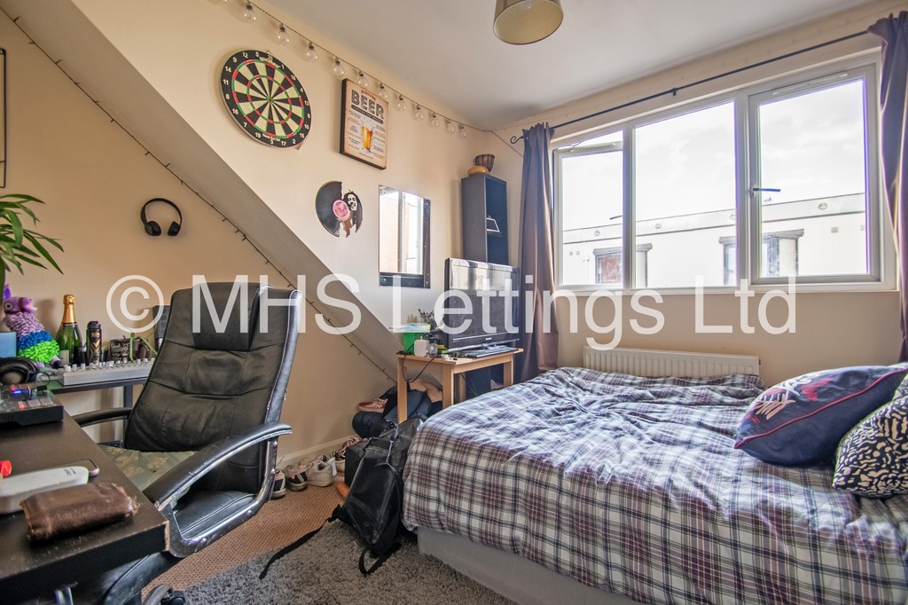 Photo of 6 Bedroom Semi-Detached House in 51 St. Michaels Lane, Leeds, LS6 3BR