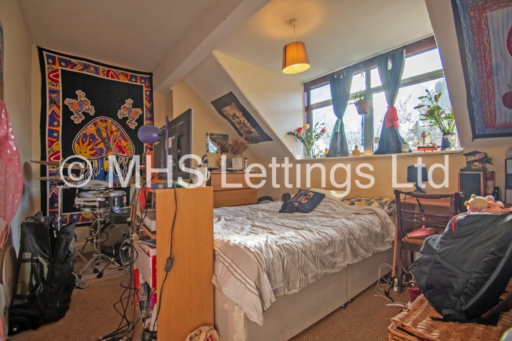 Photo of 6 Bedroom Semi-Detached House in 51 St. Michaels Lane, Leeds, LS6 3BR
