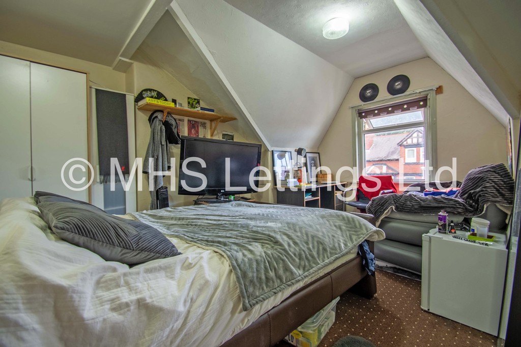 Photo of 6 Bedroom Mid Terraced House in 27 Estcourt Avenue, Leeds, LS6 3ES