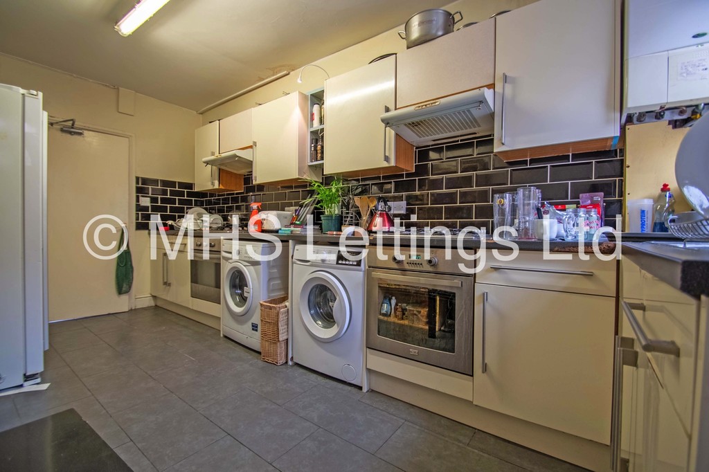 Photo of 6 Bedroom Mid Terraced House in 27 Estcourt Avenue, Leeds, LS6 3ES