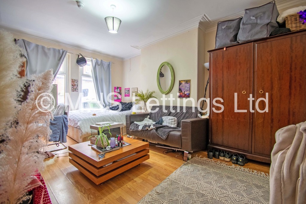 Photo of 6 Bedroom Mid Terraced House in 27 Estcourt Avenue, Leeds, LS6 3ES