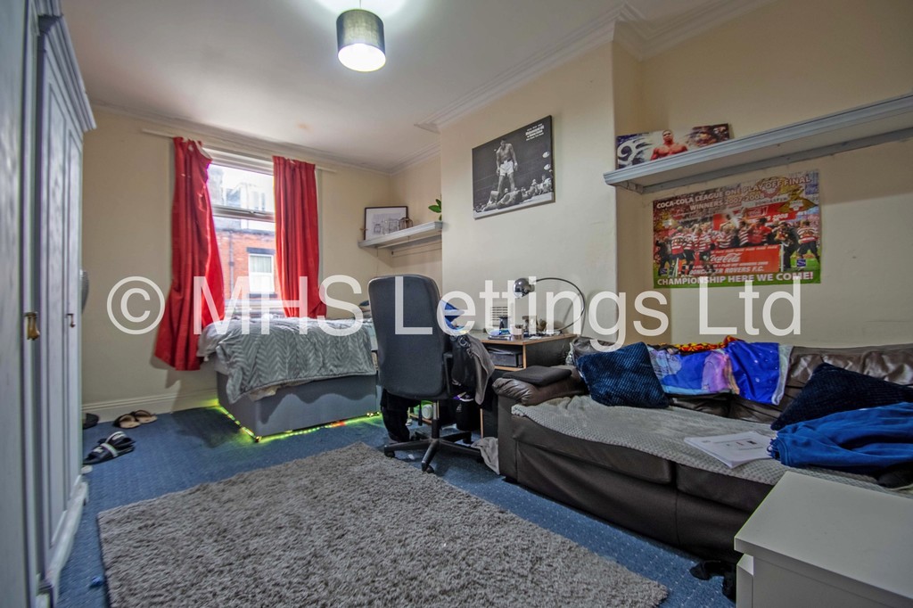 Photo of 6 Bedroom Mid Terraced House in 27 Estcourt Avenue, Leeds, LS6 3ES