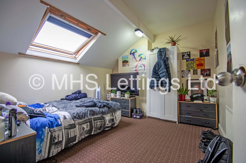 Photo of 6 Bedroom Mid Terraced House in 27 Estcourt Avenue, Leeds, LS6 3ES