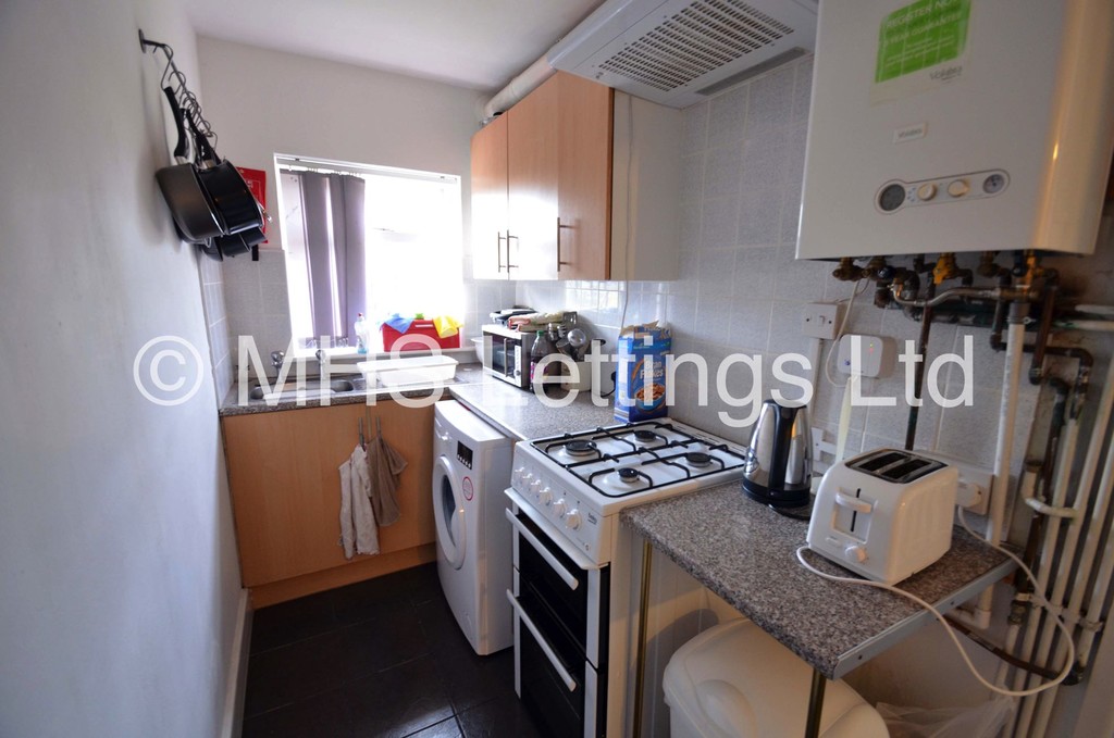 Photo of 8 Bedroom Mid Terraced House in 167 Belle Vue Road, Leeds, LS3 1HG