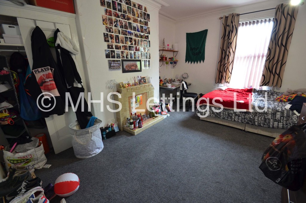 Photo of 8 Bedroom Mid Terraced House in 167 Belle Vue Road, Leeds, LS3 1HG