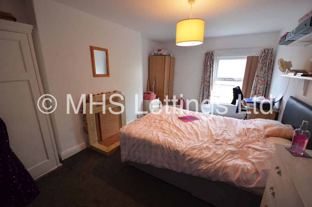 Photo of 8 Bedroom Mid Terraced House in 167 Belle Vue Road, Leeds, LS3 1HG