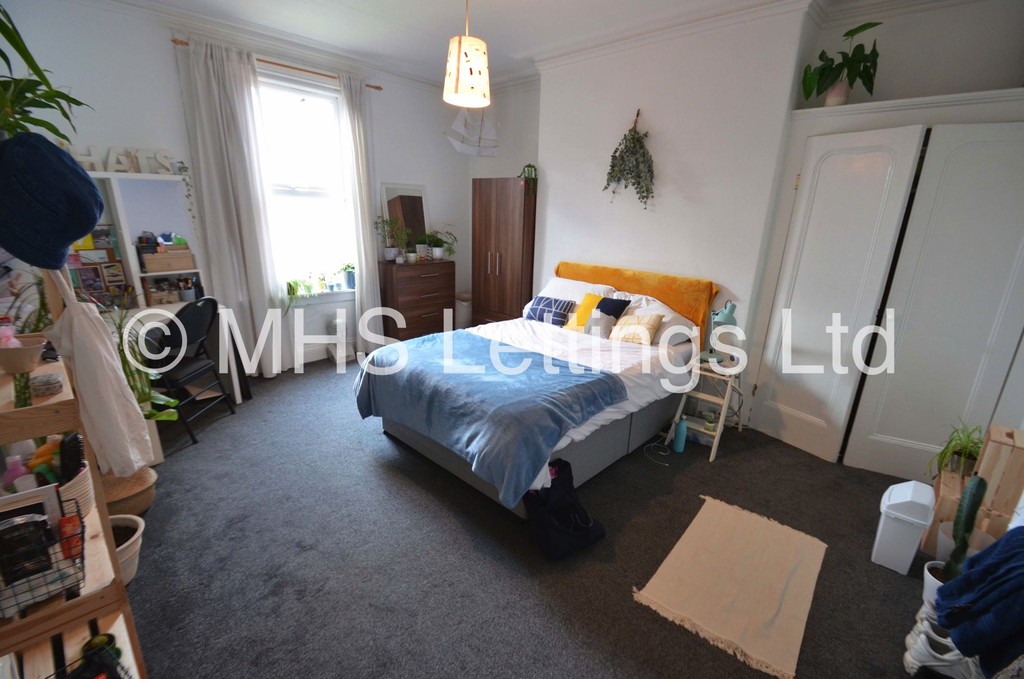 Photo of 8 Bedroom Mid Terraced House in 167 Belle Vue Road, Leeds, LS3 1HG