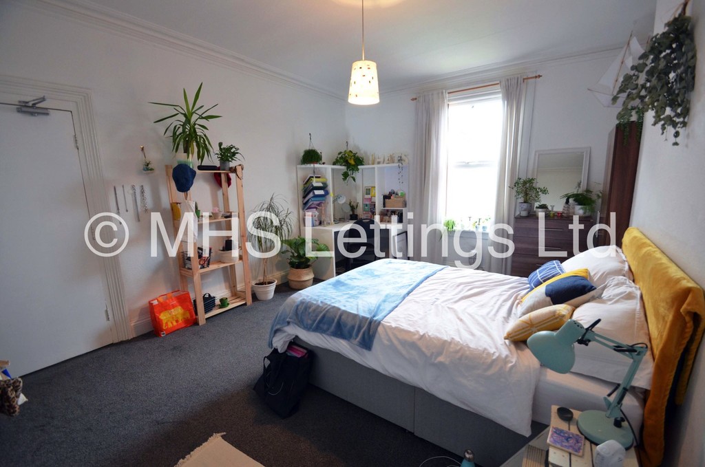 Photo of 8 Bedroom Mid Terraced House in 167 Belle Vue Road, Leeds, LS3 1HG