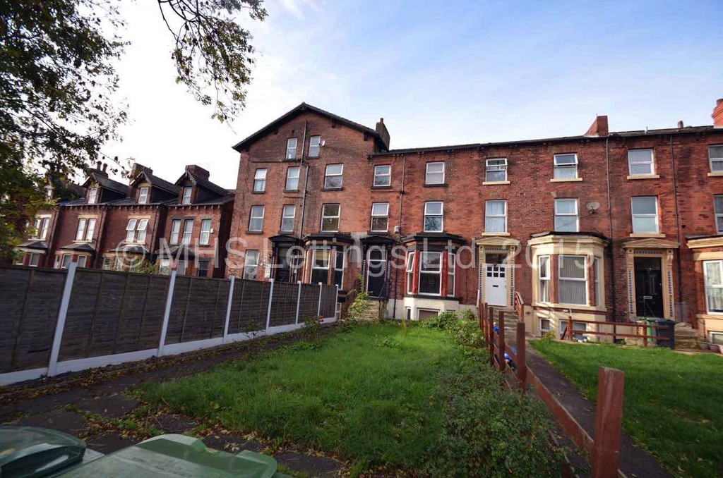 Photo of 8 Bedroom Mid Terraced House in 167 Belle Vue Road, Leeds, LS3 1HG