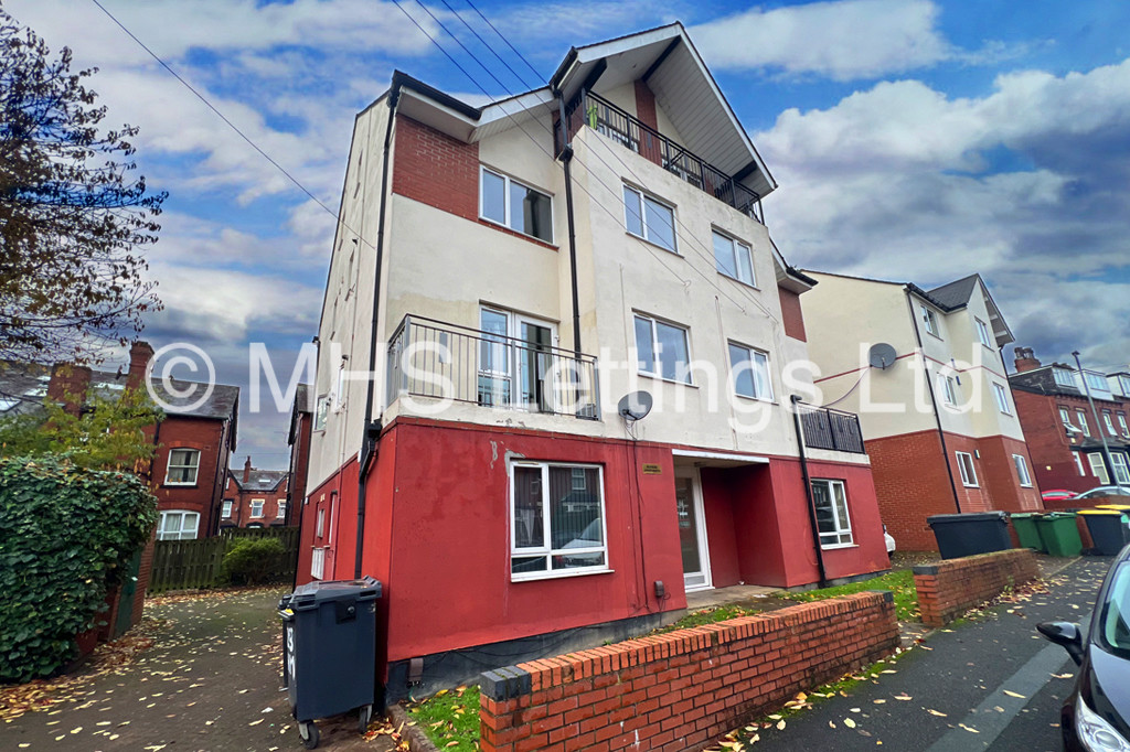 Photo of 3 Bedroom Flat in Flat 3A, 21-25 Headingley Avenue, Leeds, LS6 3EP