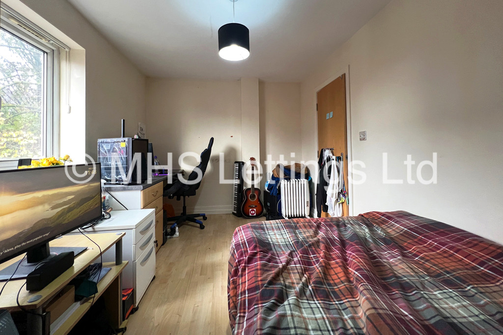 Photo of 3 Bedroom Flat in Flat 3A, 21-25 Headingley Avenue, Leeds, LS6 3EP