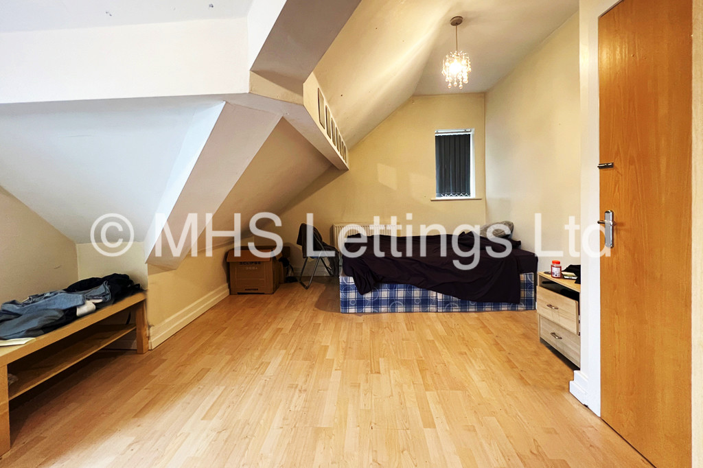 Photo of 3 Bedroom Flat in Flat 3A, 21-25 Headingley Avenue, Leeds, LS6 3EP