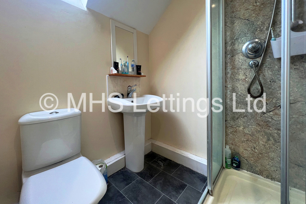 Photo of 3 Bedroom Flat in Flat 3A, 21-25 Headingley Avenue, Leeds, LS6 3EP