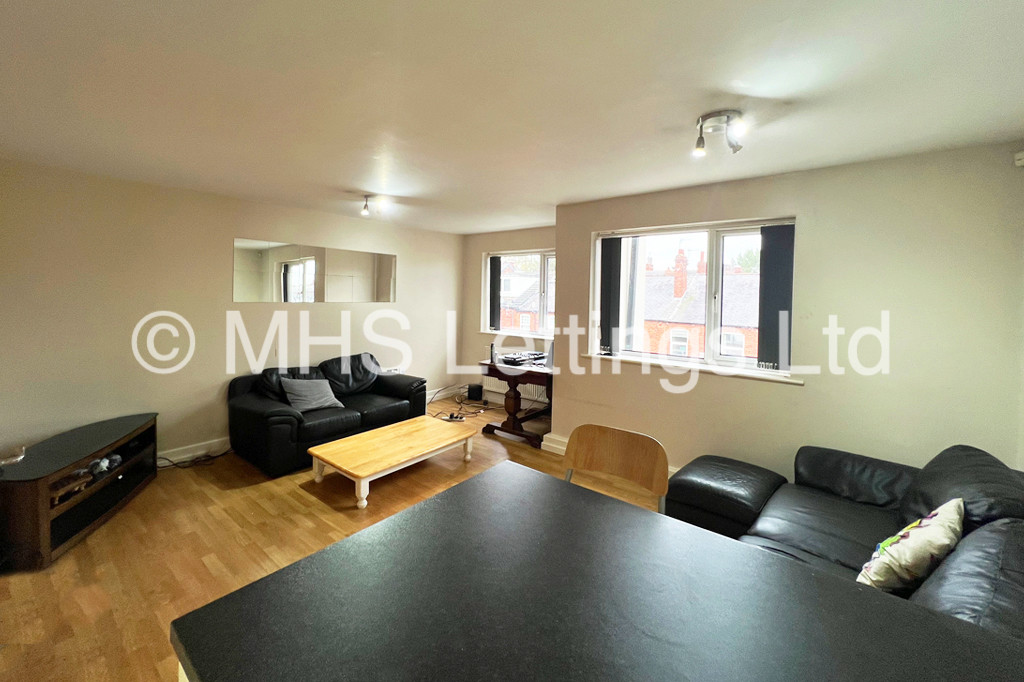 Photo of 3 Bedroom Flat in Flat 3b, 21-25 Headingley Avenue, Leeds, LS6 3EP