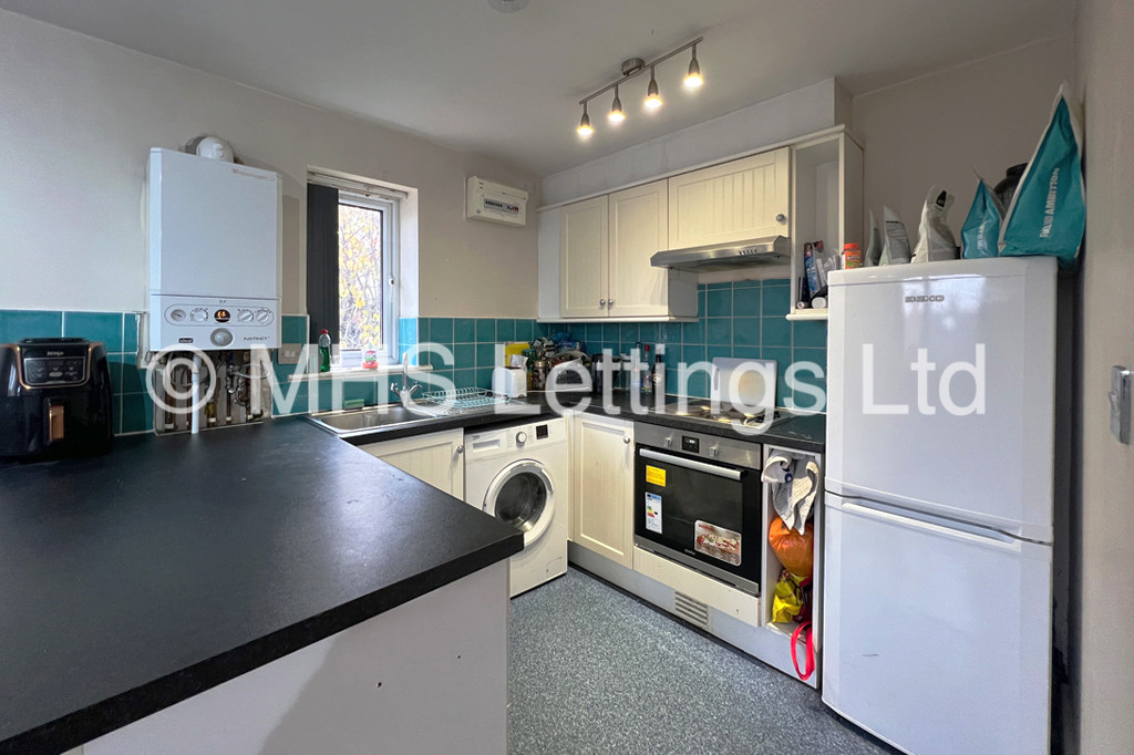 Photo of 3 Bedroom Flat in Flat 3b, 21-25 Headingley Avenue, Leeds, LS6 3EP