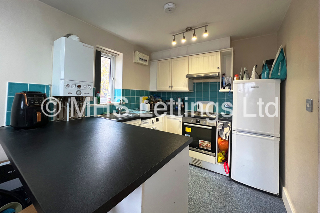 Photo of 3 Bedroom Flat in Flat 3b, 21-25 Headingley Avenue, Leeds, LS6 3EP