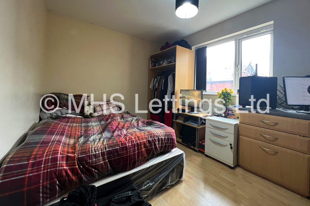 Photo of 3 Bedroom Flat in Flat 3b, 21-25 Headingley Avenue, Leeds, LS6 3EP