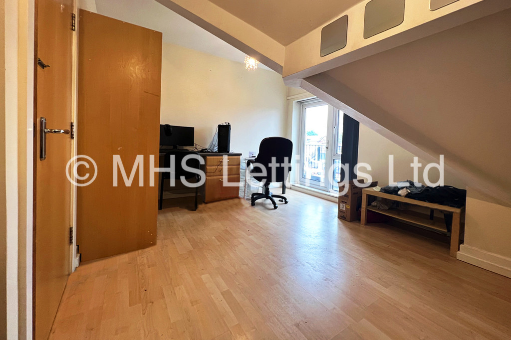 Photo of 3 Bedroom Flat in Flat 3b, 21-25 Headingley Avenue, Leeds, LS6 3EP