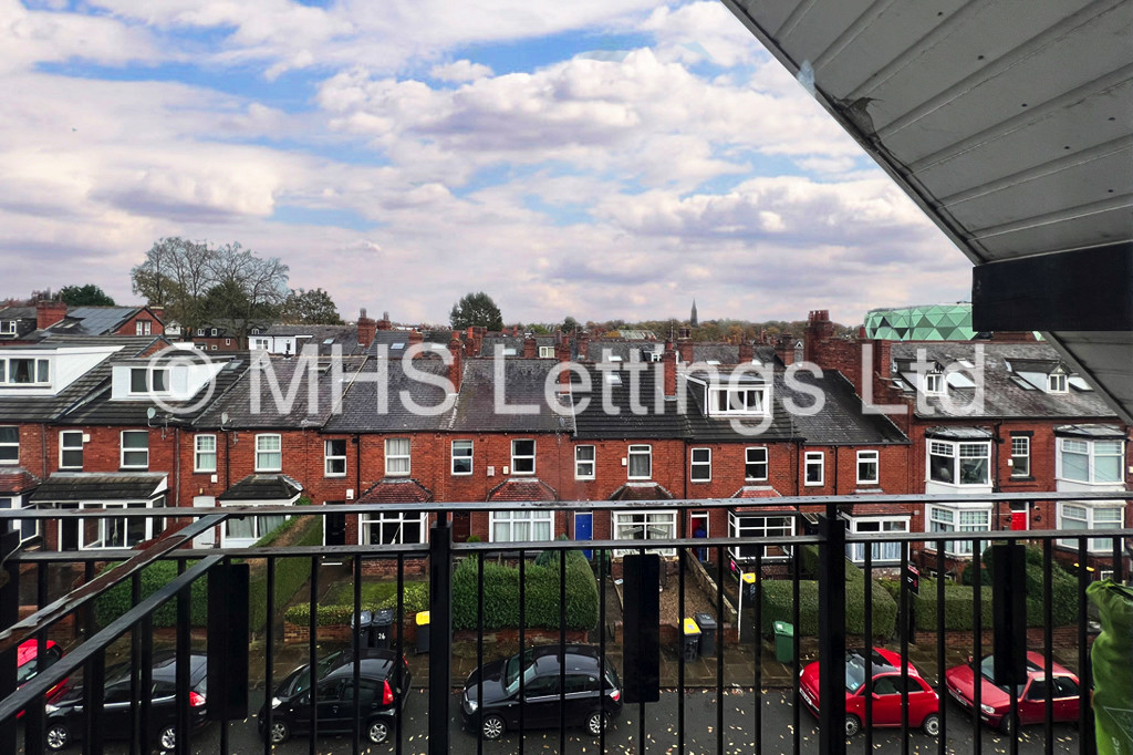 Photo of 3 Bedroom Flat in Flat 3b, 21-25 Headingley Avenue, Leeds, LS6 3EP