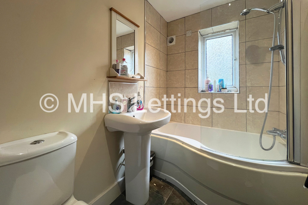Photo of 3 Bedroom Flat in Flat 3b, 21-25 Headingley Avenue, Leeds, LS6 3EP