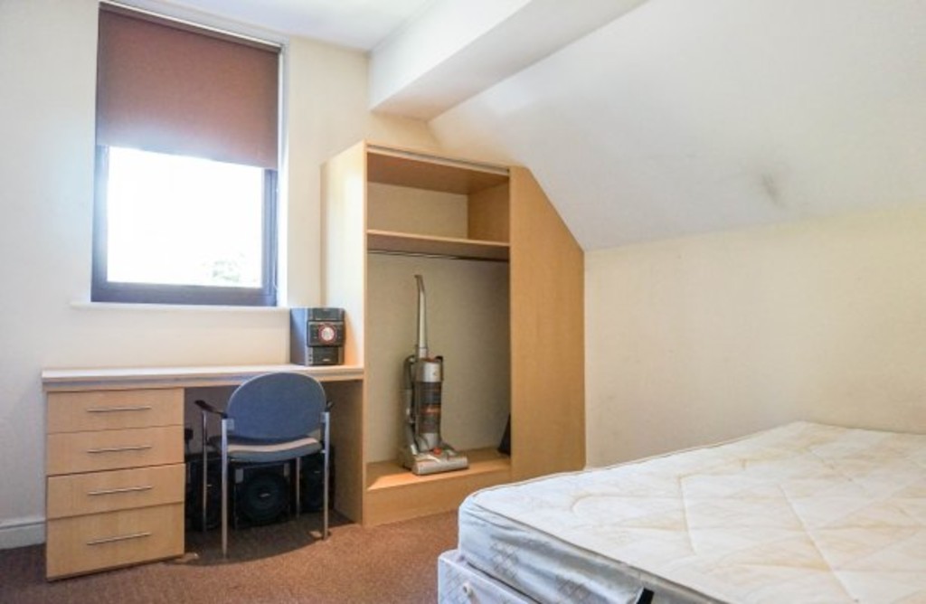 Photo of 3 Bedroom Flat in Flat 17, Headingley House, Leeds, LS6 3HD