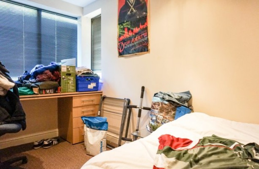 Photo of 3 Bedroom Flat in Flat 17, Headingley House, Leeds, LS6 3HD