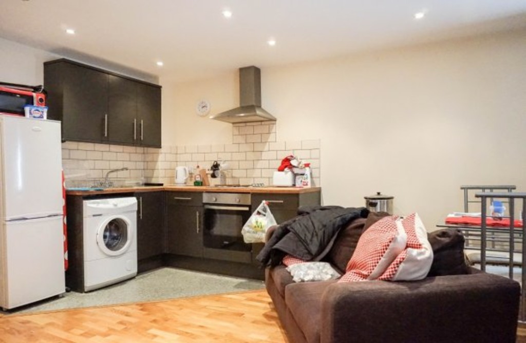 Photo of 3 Bedroom Flat in Flat 17, Headingley House, Leeds, LS6 3HD