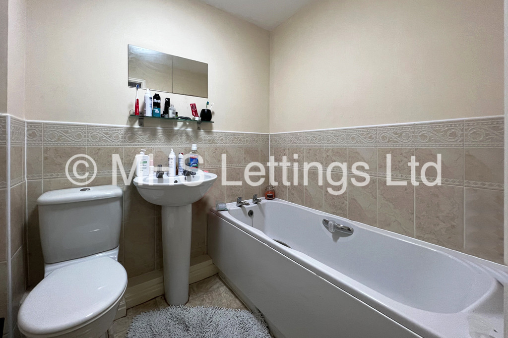 Photo of 4 Bedroom Flat in 30 Abbots Mews, Leeds, LS4 2AB