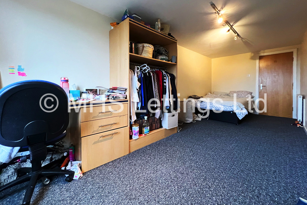 Photo of 4 Bedroom Flat in Flat 2, 16 Ash Grove, Leeds, LS6 1AY
