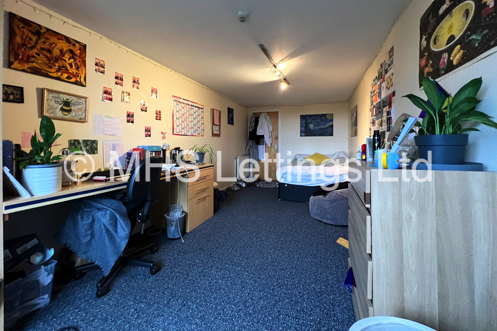 Photo of 4 Bedroom Flat in Flat 2, 16 Ash Grove, Leeds, LS6 1AY