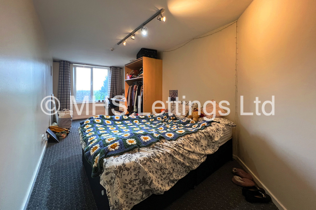 Photo of 4 Bedroom Flat in Flat 2, 16 Ash Grove, Leeds, LS6 1AY