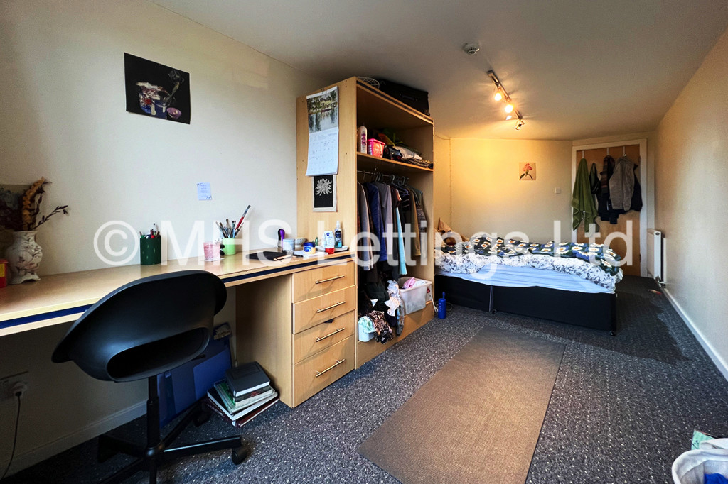 Photo of 4 Bedroom Flat in Flat 2, 16 Ash Grove, Leeds, LS6 1AY