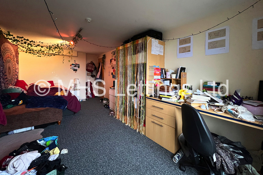 Photo of 4 Bedroom Flat in Flat 2, 16 Ash Grove, Leeds, LS6 1AY