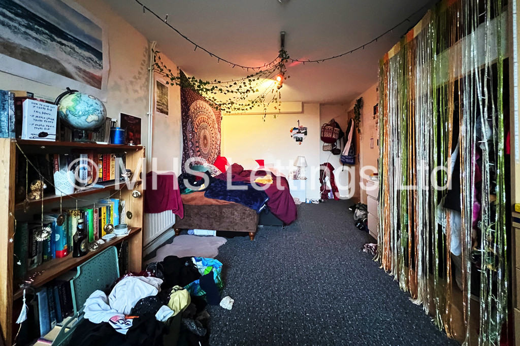 Photo of 4 Bedroom Flat in Flat 2, 16 Ash Grove, Leeds, LS6 1AY