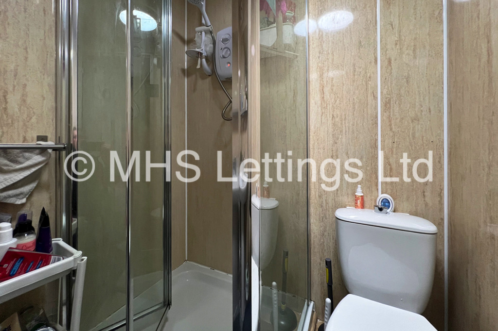 Photo of 4 Bedroom Flat in Flat 2, 16 Ash Grove, Leeds, LS6 1AY