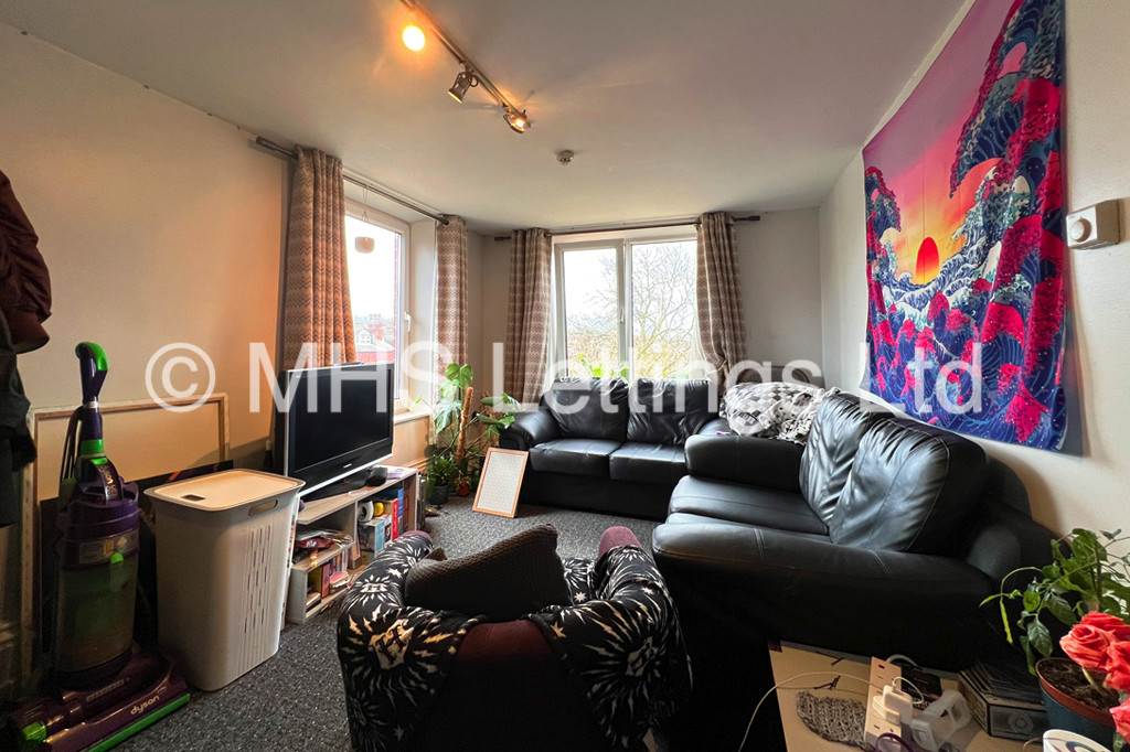 Photo of 4 Bedroom Flat in Flat 2, 16 Ash Grove, Leeds, LS6 1AY