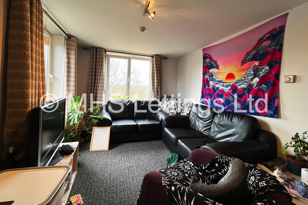 Photo of 4 Bedroom Flat in Flat 2, 16 Ash Grove, Leeds, LS6 1AY